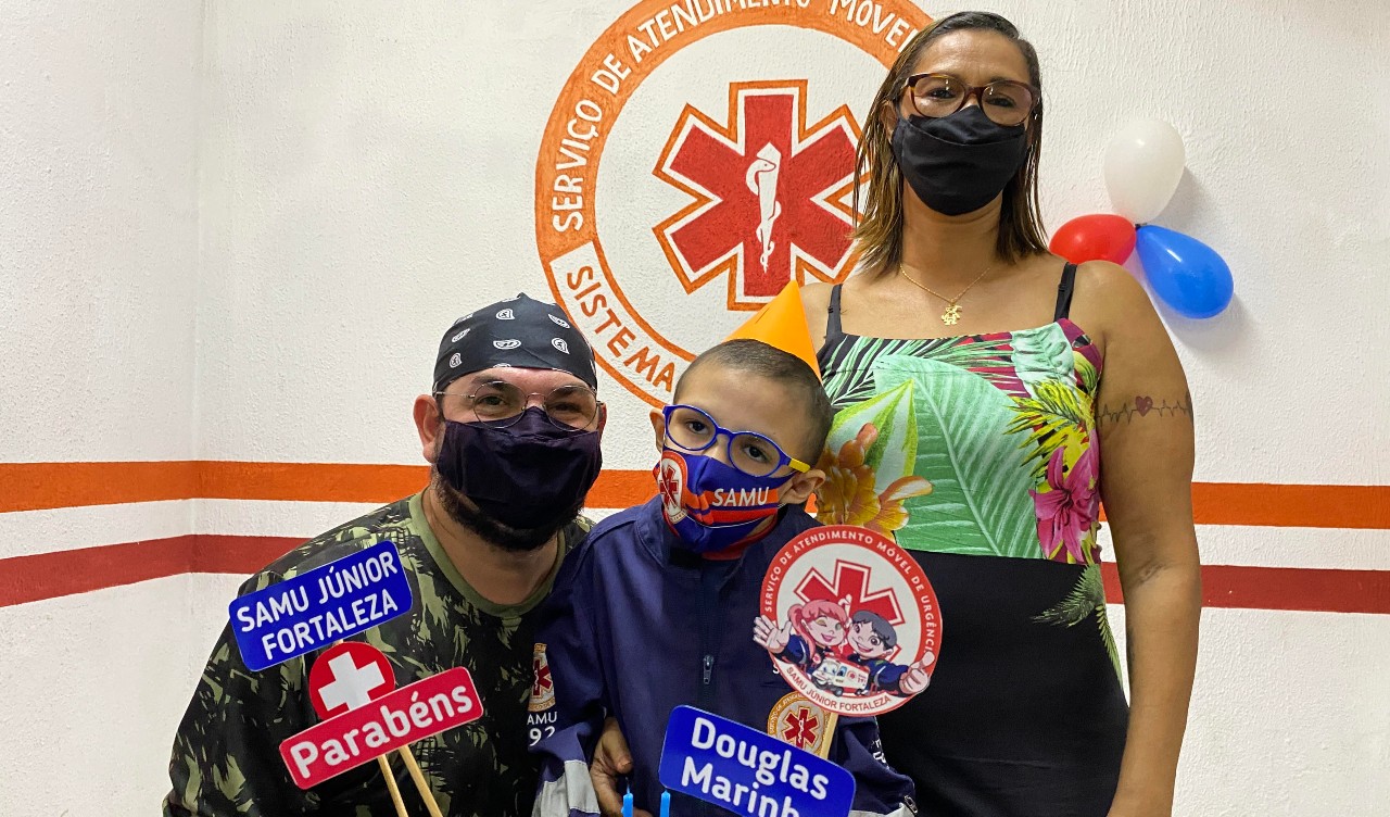 Douglas, a mãe e um socorrista do Samu posam para a foto